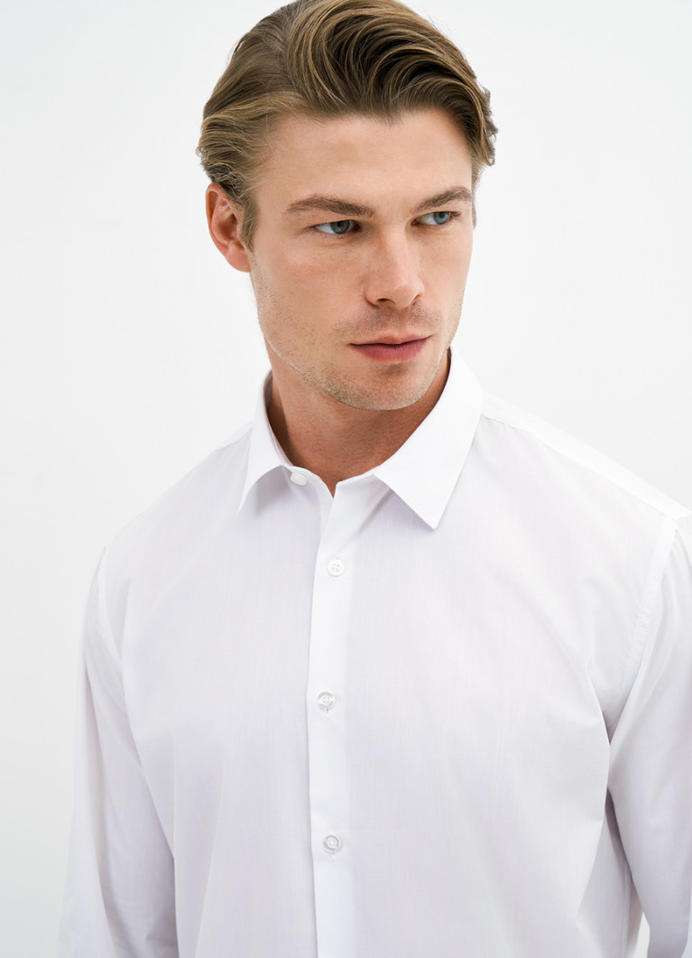 Төрт қыз олардың қайсысы жақсы соратынын анықтап жатыр.