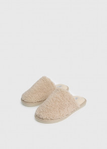 Жалаңаш модельдер мен әншілердің суреттері Досының иығына қонды