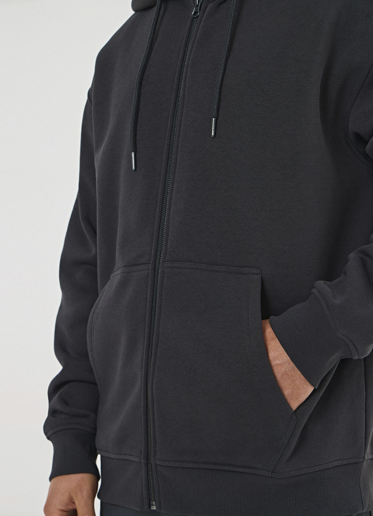 Әйел достарының алдында трусисыз жүреді.