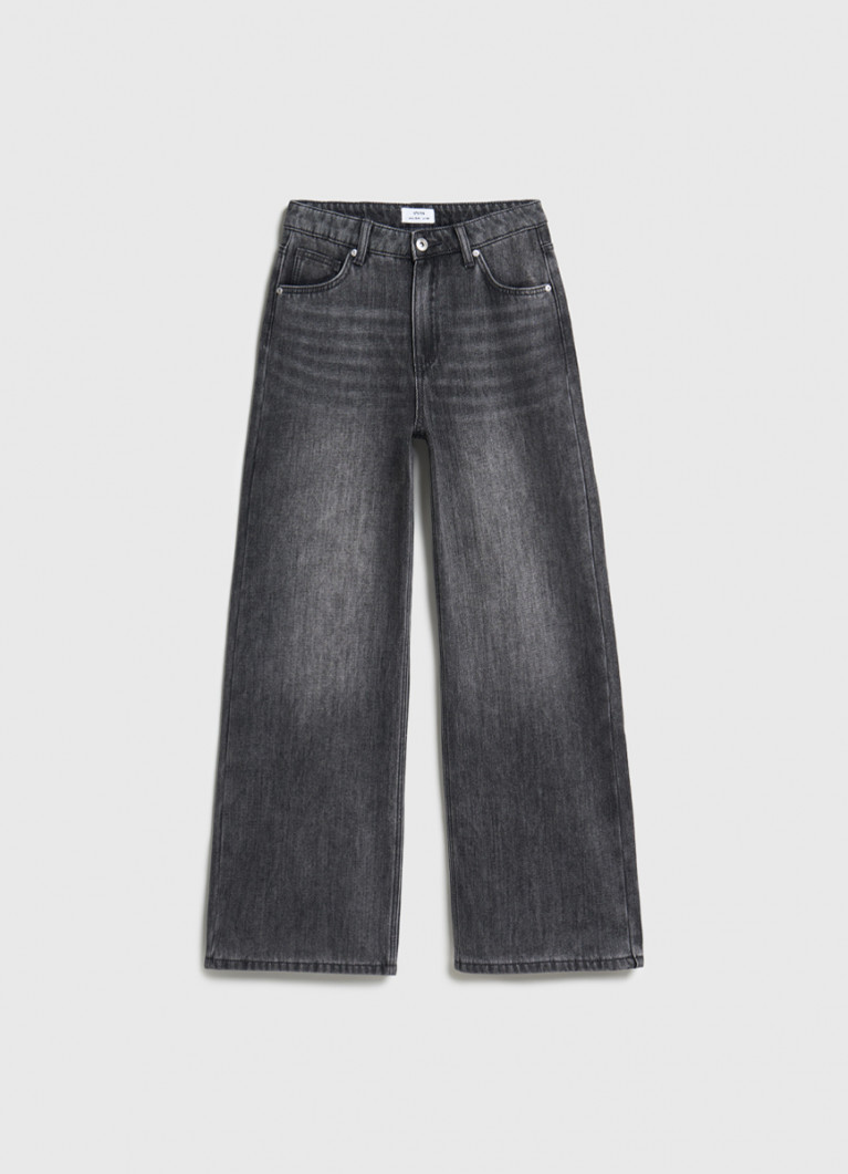 Джинсы киген әдемі жалаңаш қыз