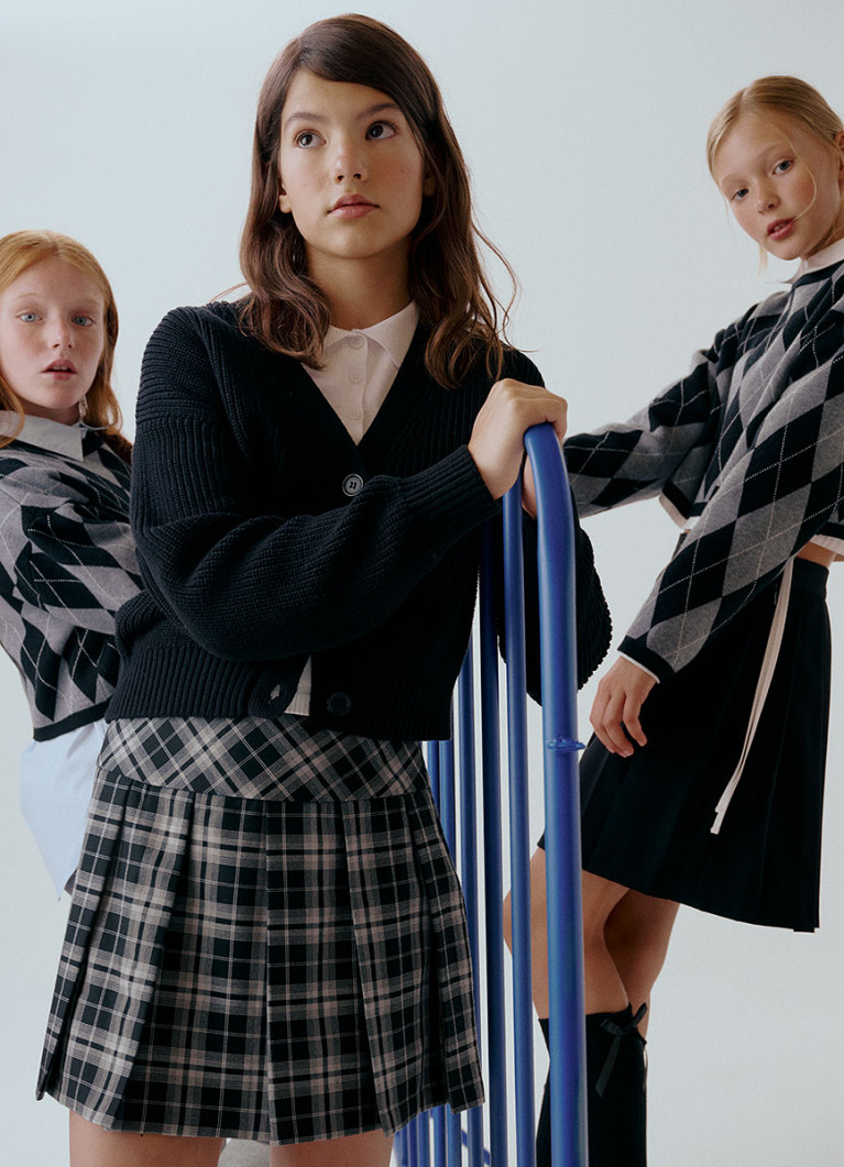 Мини юбка киген қыздардың бөкселері үлкен