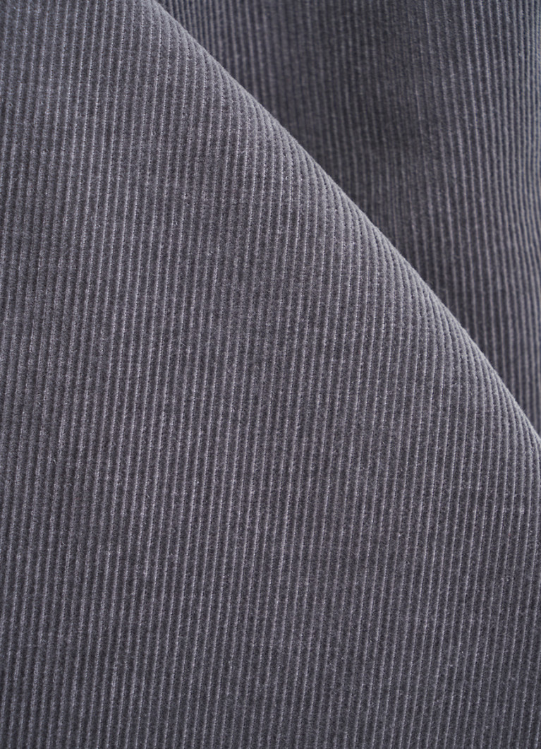 Әйелдерге арналған труси киген ер адам камера алдында жыныс мүшесін жұлқылайды. Порно жатақханадағы орыстар